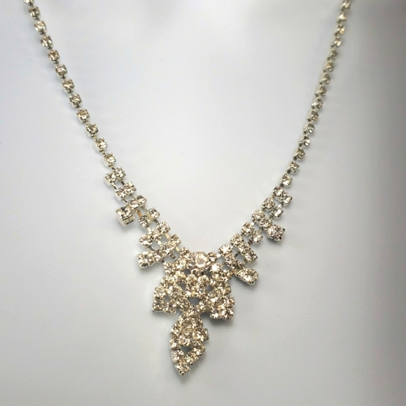 Crystal Elegant Women's Necklace - Picture 2 of 7